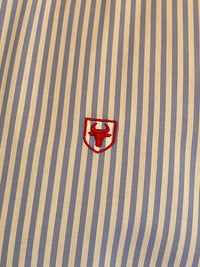 Camisa Blanca Rayas Azules Popelín Logo Rojo