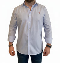 Camisa Blanca Rayas Azules Popelín Logo Rojo