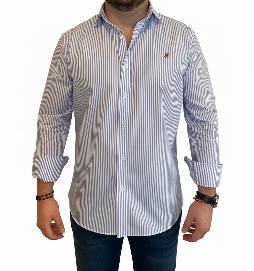 Camisa Blanca Rayas Azules Popelín Logo Rojo