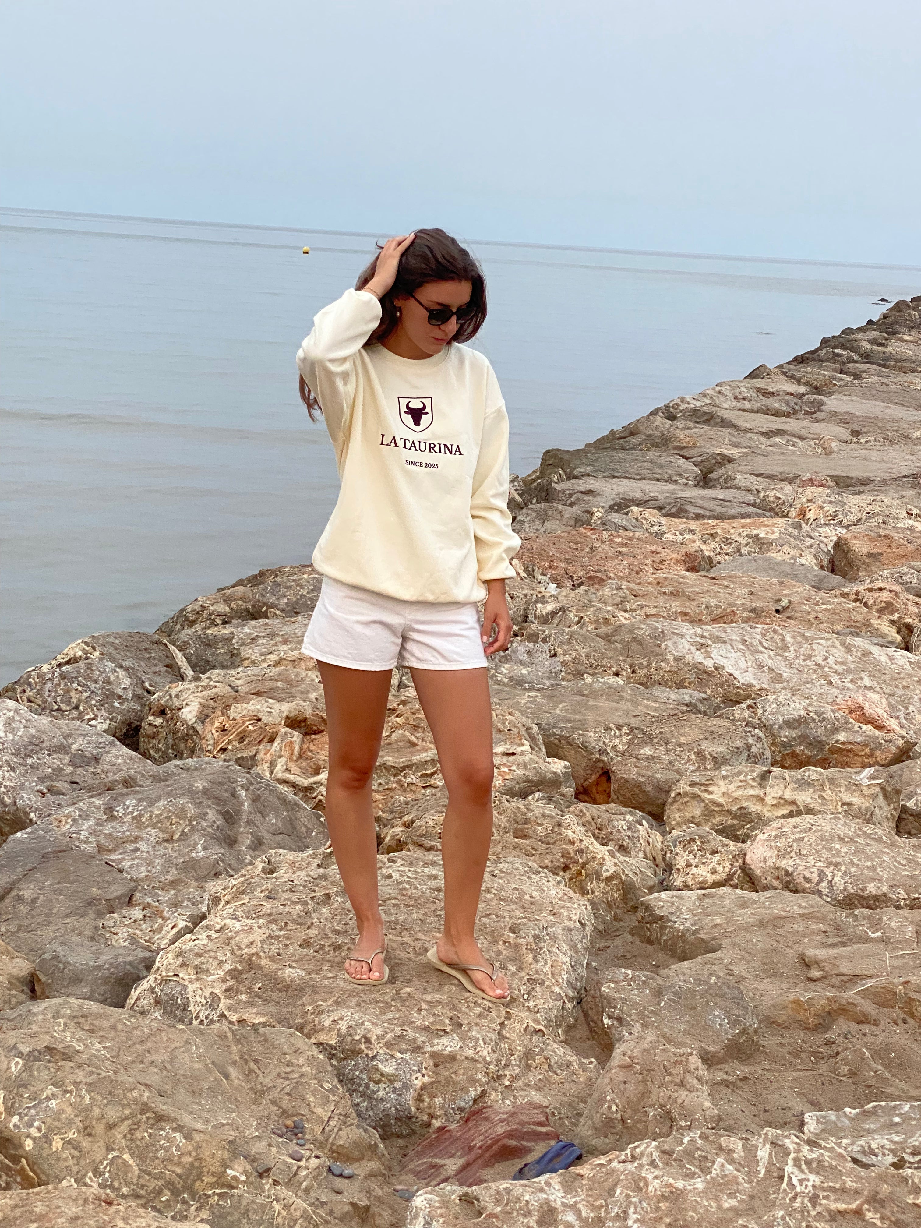 Sudadera La Taurina Blanco Cremoso - Entretiempo Oversize